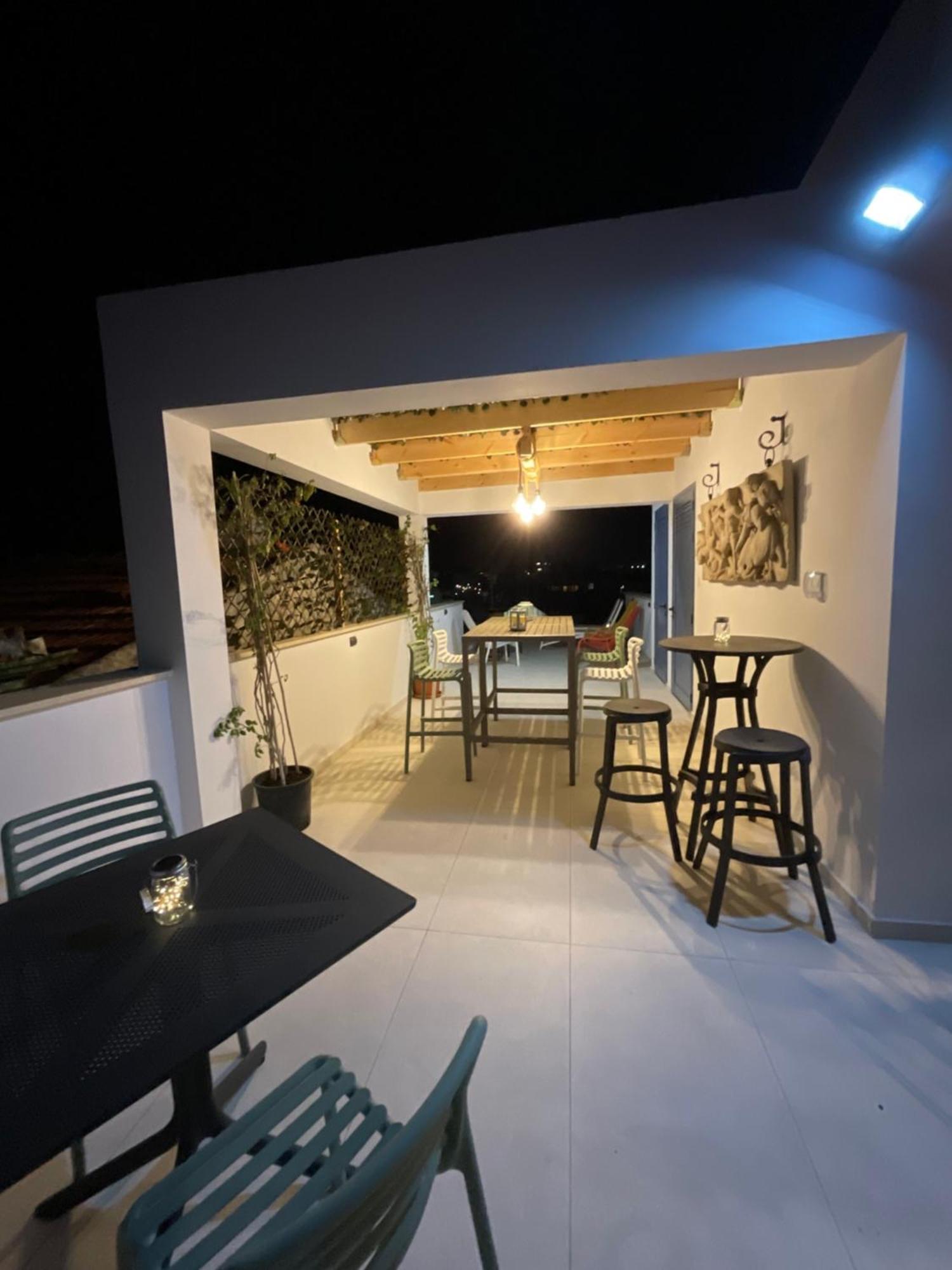 Le Voyageur By The Sea - Furnished Rooms Ларнака Экстерьер фото