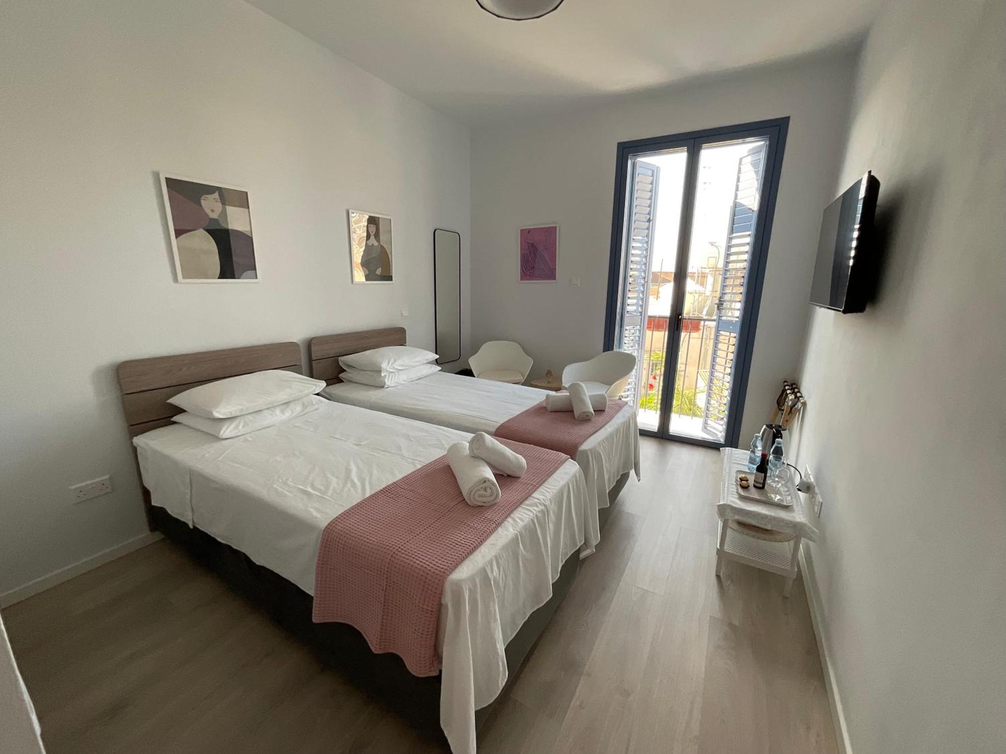 Le Voyageur By The Sea - Furnished Rooms Ларнака Экстерьер фото