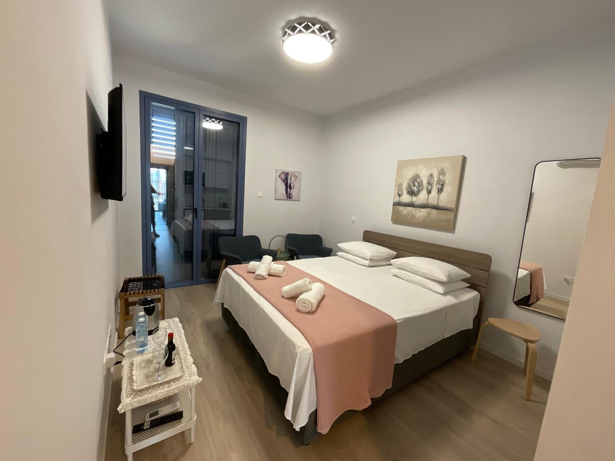 Le Voyageur By The Sea - Furnished Rooms Ларнака Экстерьер фото